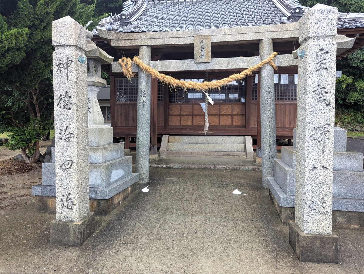周防大島・片添ヶ浜近くにある厳島神社の本殿。静かな境内と海の景色が魅力の、知る人ぞ知る癒しスポット。