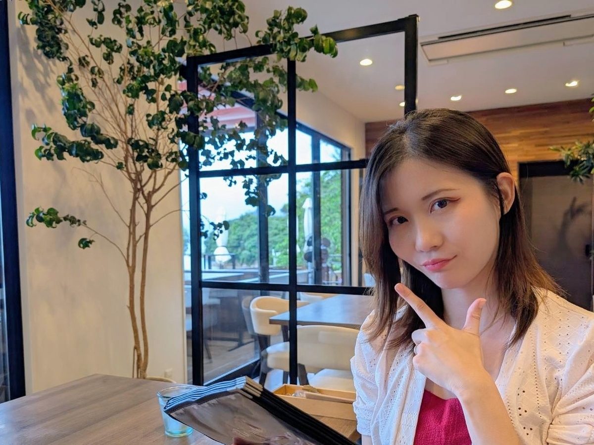 窓の外には瀬戸内の海、店内には優しい光と静けさ。 メニューを選びながら、ちょっと得意げなポーズで。笑