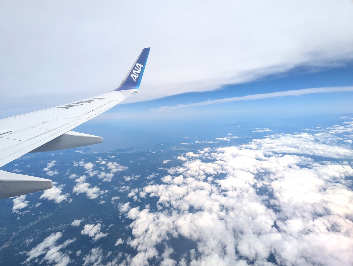 雲の上から見る景色は、やっぱり格別。ANAの機体とともに、今回の“ごほうび旅”がスタート。