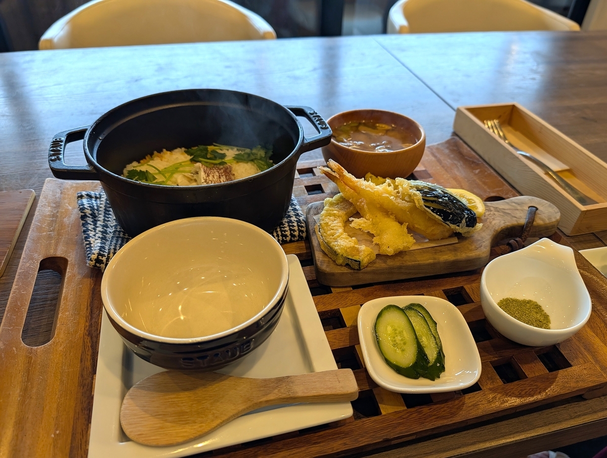 周防大島の人気カフェRe:setoでいただく「鯛めし御膳」（税込2,178円）。山口県産のこだわり米を土鍋で炊き上げた鯛めしは、香りも食感も抜群。天ぷらや汁物もセットで、観光ランチにもぴったりの満足メニュー。