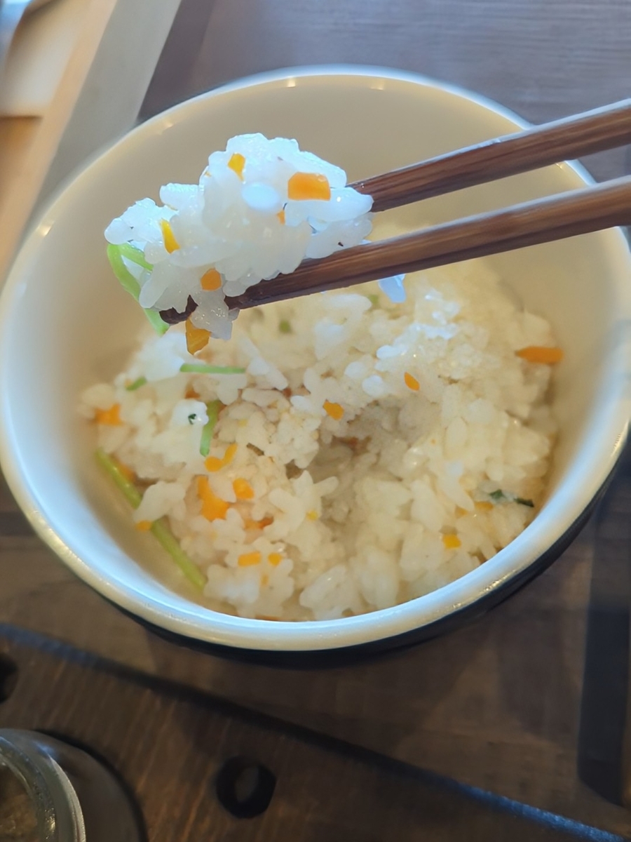土鍋からよそった鯛めしは、ほんのり出汁の香りと鯛の旨みがしみしみ。 ツヤのあるお米に、人参や三つ葉の彩りが映えて、食べる前から美味しい。
