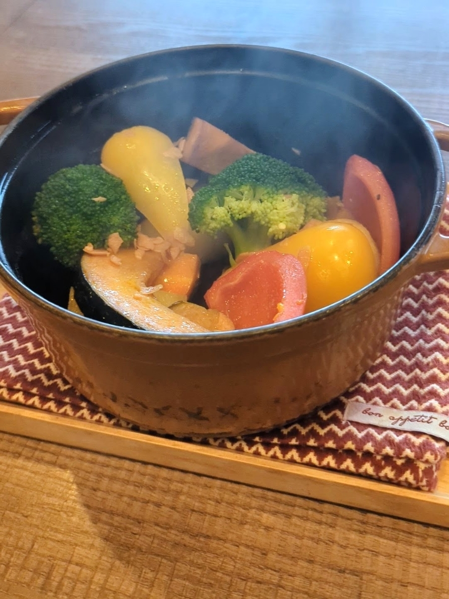 湯気までごちそう。彩り豊かな季節の野菜を、アツアツのストウブ鍋でじっくり蒸し上げて。体にしみるやさしい一皿。