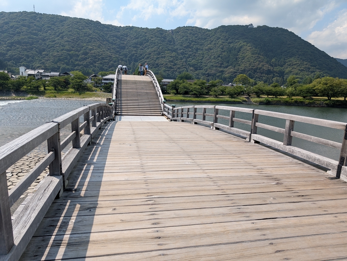五連アーチが美しい、岩国の名橋・錦帯橋。晴れた空と緑の山々に映えるその姿に癒される。