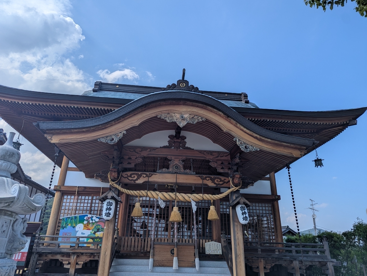 美しい曲線の屋根が特徴の本殿。中にはたくさんの絵馬やお守りが並び、白蛇のパワーを求める参拝者でにぎわっている。