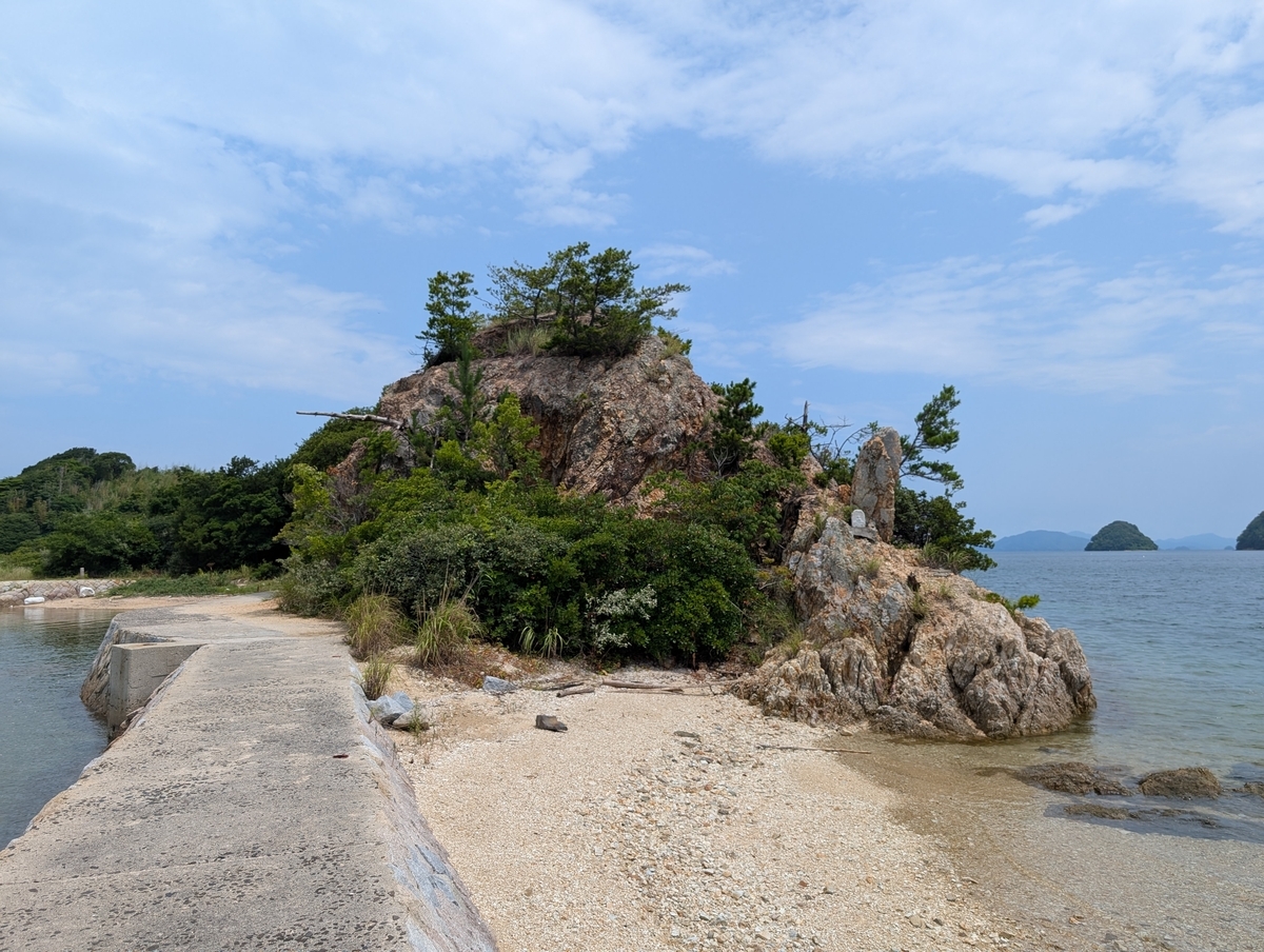 干潮時にだけ現れる神秘の島“真宮島”。道の駅サザンセトとうわの裏手から徒歩3分ほどでアクセス可能。タイミングが合えば、こんな風に島まで渡れる！