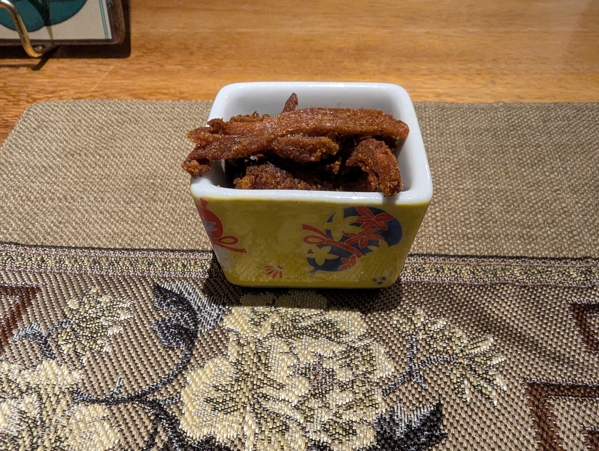 しっとり柔らかく、旨味が詰まった鴨ジャーキー。前菜の一品目にふさわしい逸品。