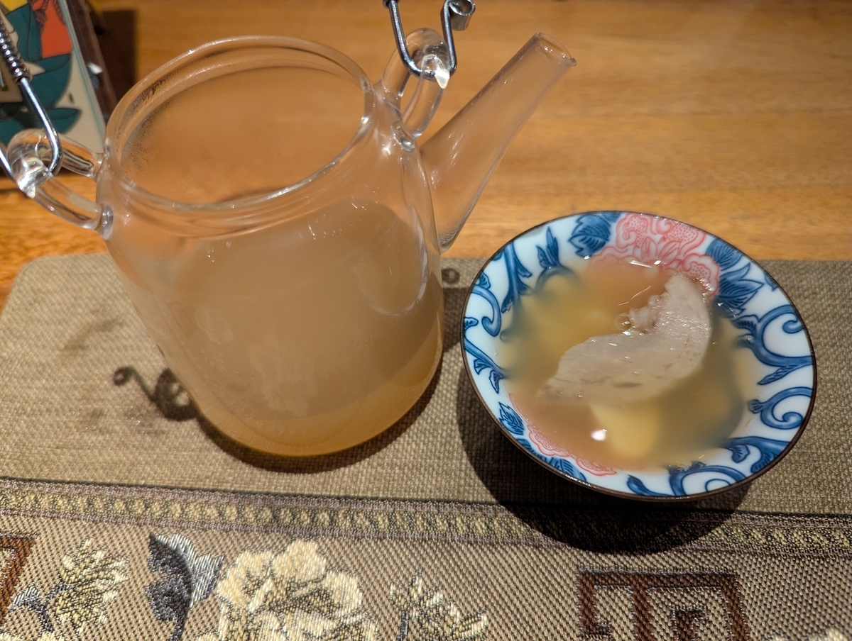 鴨の出汁が染みわたる薬膳スープ。筍と鴨胸肉が絶妙なバランス。