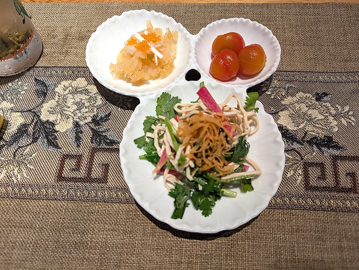 クラゲ・杏露酒トマト・パクチーサラダの三種盛りで一気に食卓が華やかに。