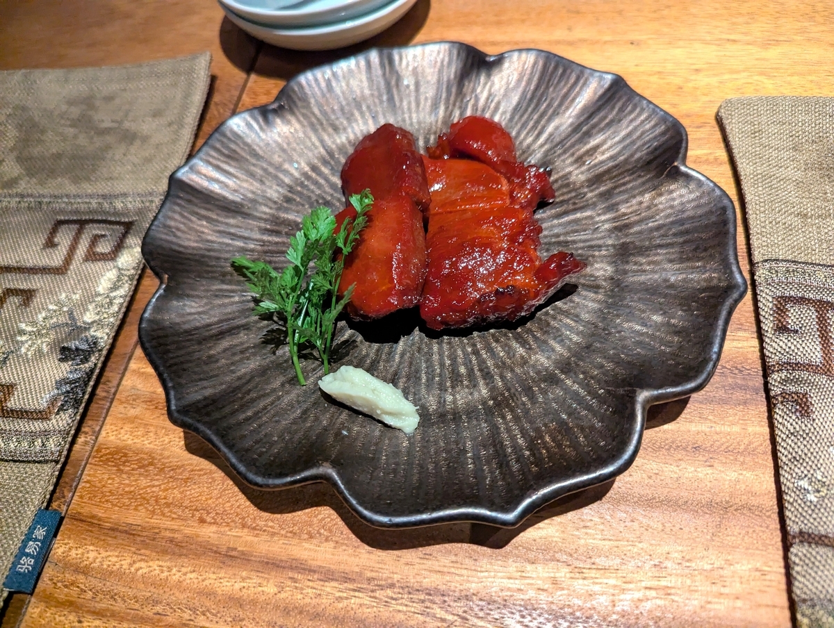 甘みと塩気が交錯する創作中華の代表格。ワインにも合う。