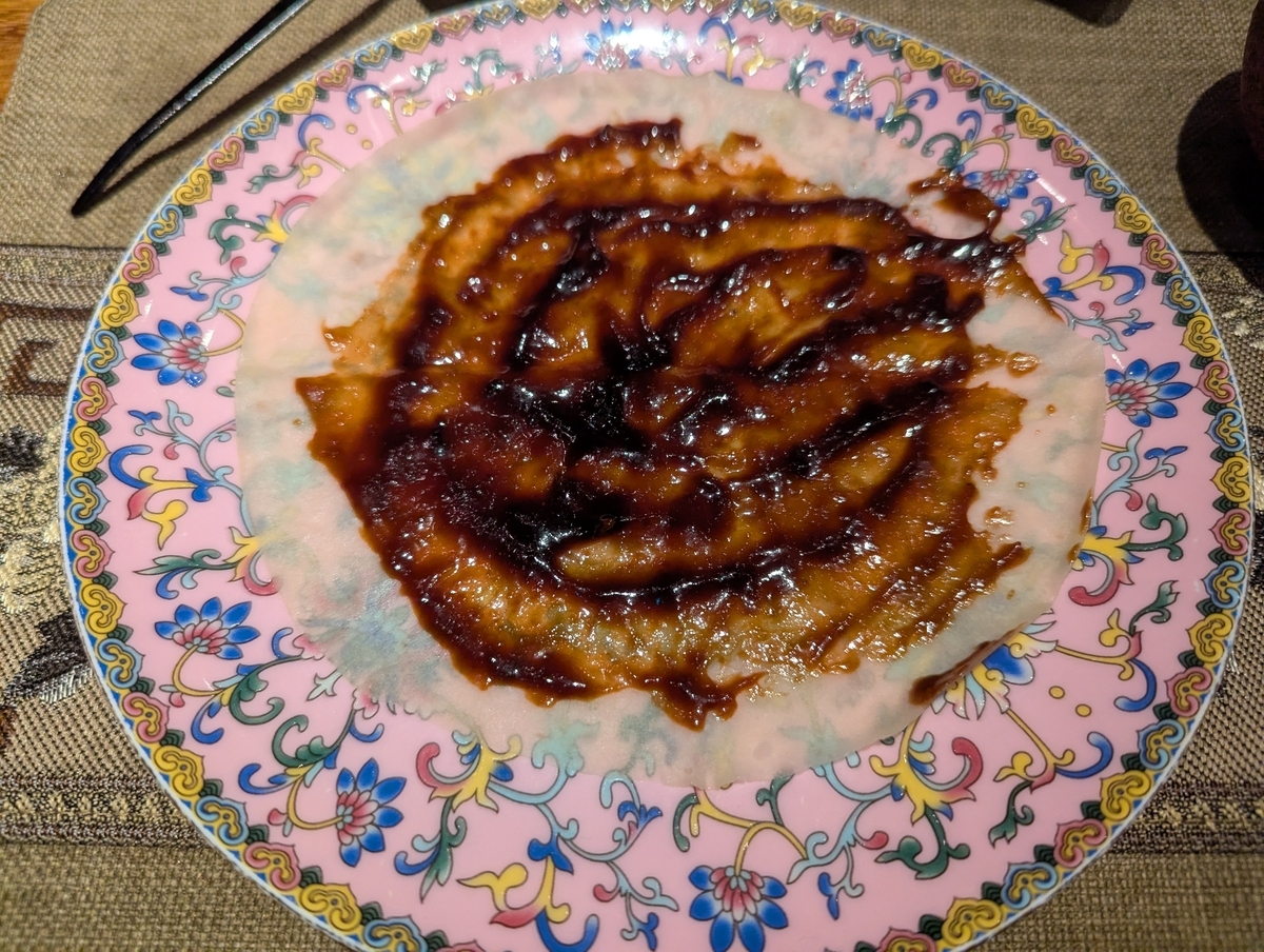 自家製甜麺醤をたっぷりと塗ったカオヤーピン。