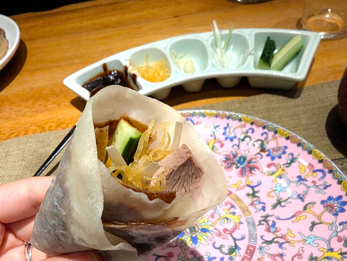 ジューシーな北京ダックロールが完成。何巻でも食べられる美味しさ。