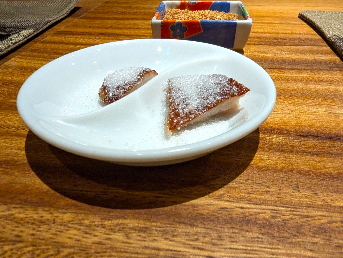 胸肉の希少部位にグラニュー糖をまぶしたメニュー。