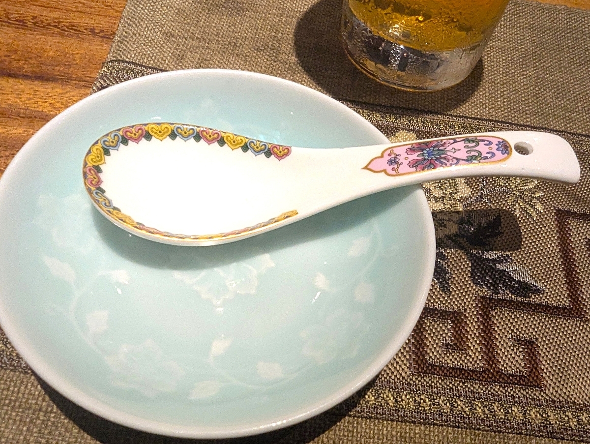 景徳鎮など、食器一つ一つにもこだわりを感じる。器好きにも刺さるお店。