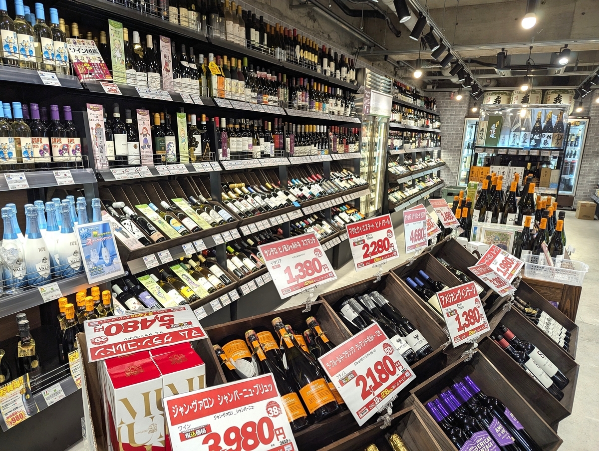 1,000円〜2,000円台のデイリーワインもずらり。迷う楽しさ満点の売場。