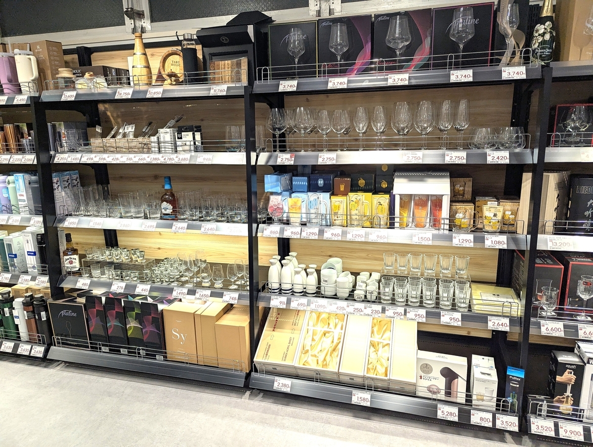 日本酒、ワイン、ウイスキー用まで種類別に選べるグラス類も充実の品揃え。
