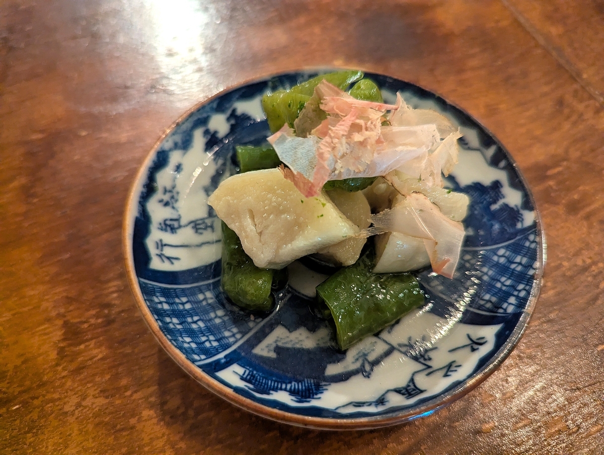 京都産の万願寺とうがらしと群馬産の白とろなすを使った揚げびたし（699円）。出汁の旨みをたっぷり吸った夏の味。