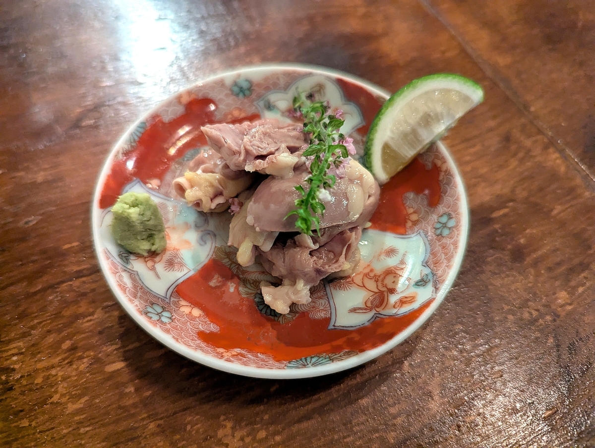 青森県産地鶏のハツを軽く火入れし、わさびでいただく（699円）。コリコリ食感と旨みが日本酒に合う。