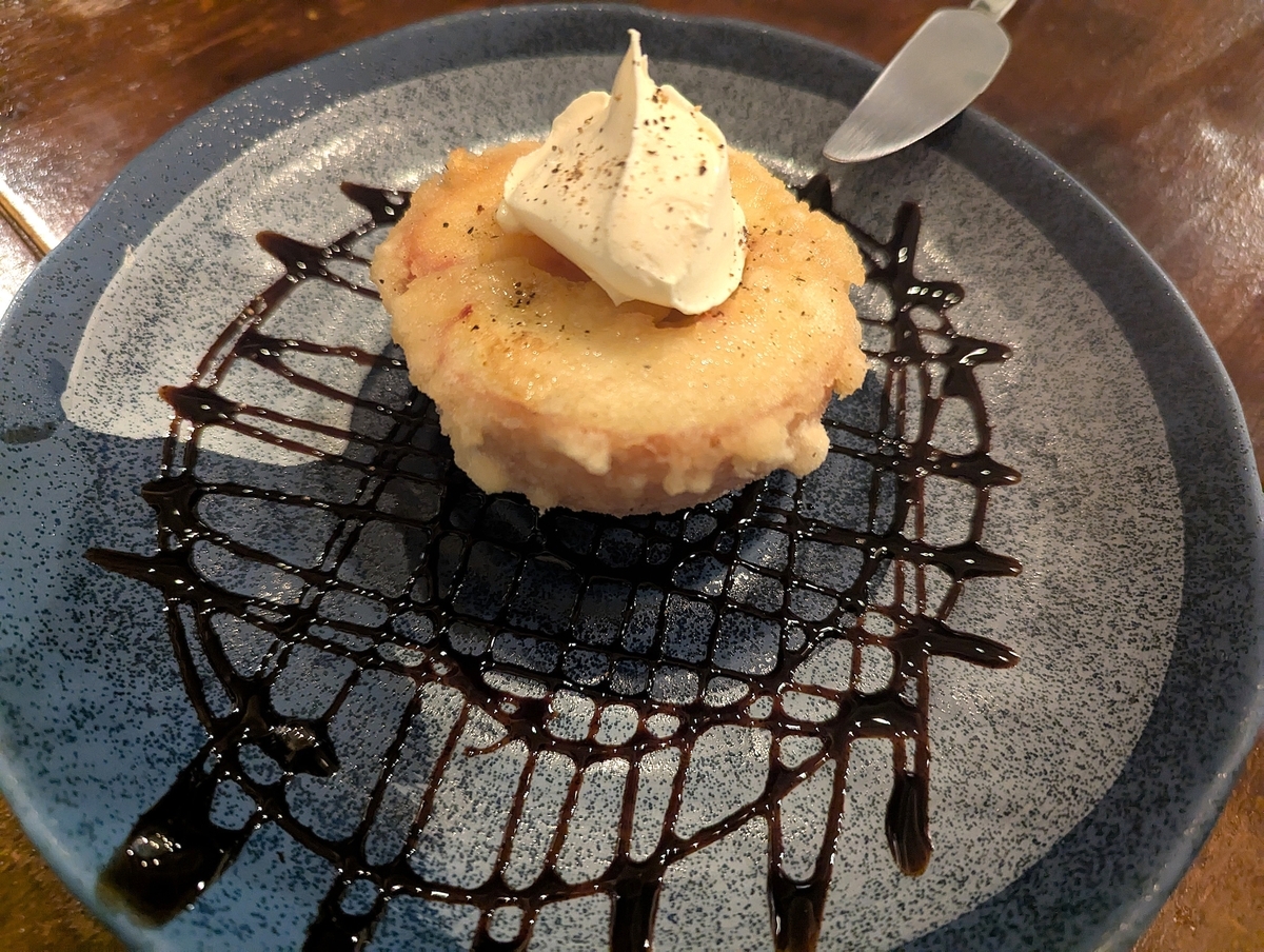 山梨県産桃を天ぷらにし、バルサミコソースとマスカルポーネを添えた創作料理（799円）。甘みと酸味の新しい組み合わせ。