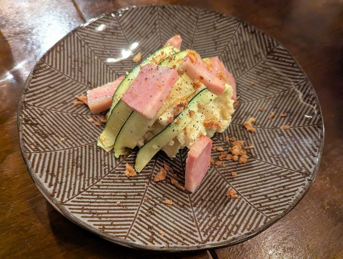 鹿児島県産男爵芋のポテトサラダに、香ばしいベーコンとズッキーニをトッピング（799円）。濃厚で食べ応えあり。