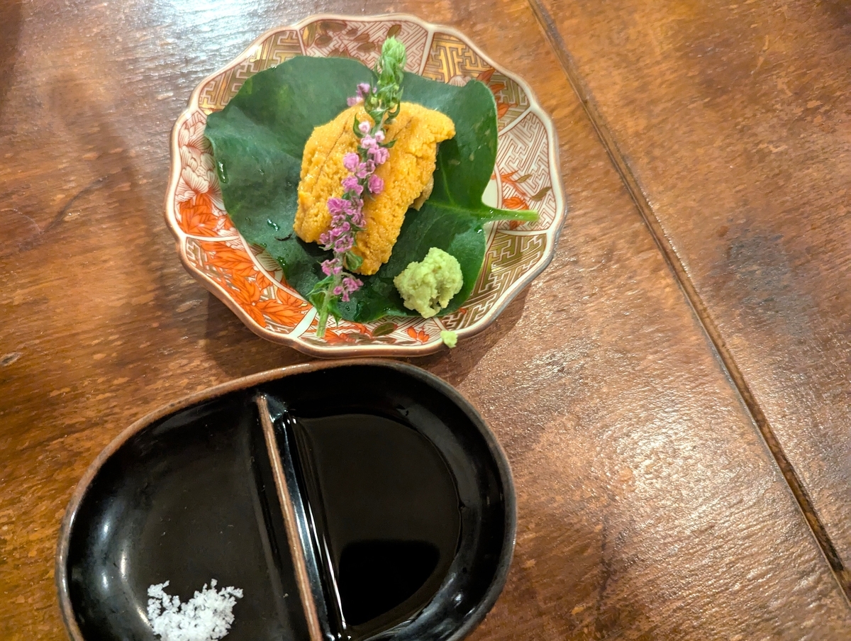 北海道産無添加ウニ（2,299円）。濃厚な甘みととろける食感が口いっぱいに広がる。