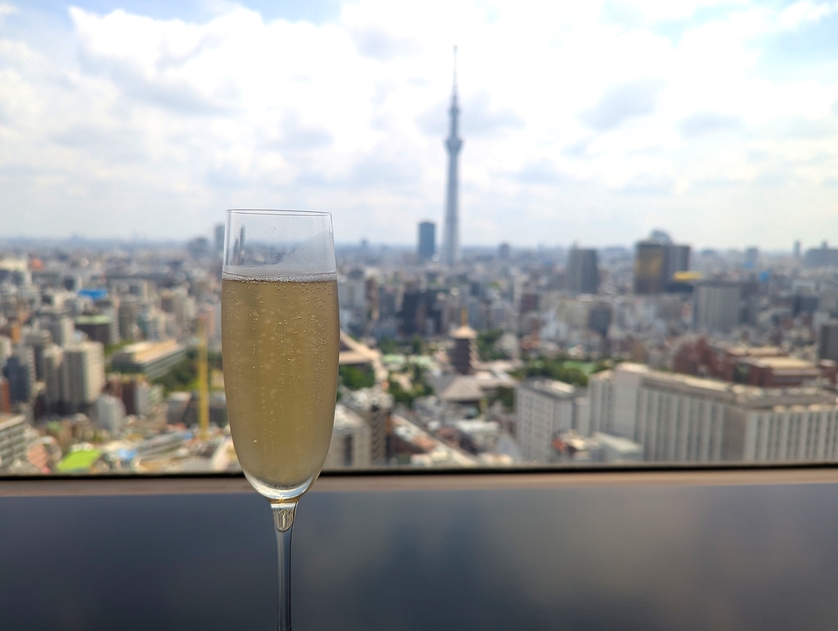 スカイツリーを眺めながらいただく乾杯の一杯。浅草の絶景が、ランチタイムを特別なひとときに変えてくれる。