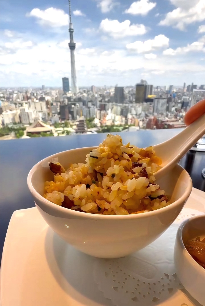 スカイツリーを望む絶景とともに味わう、香ばしい広東チャーハン
