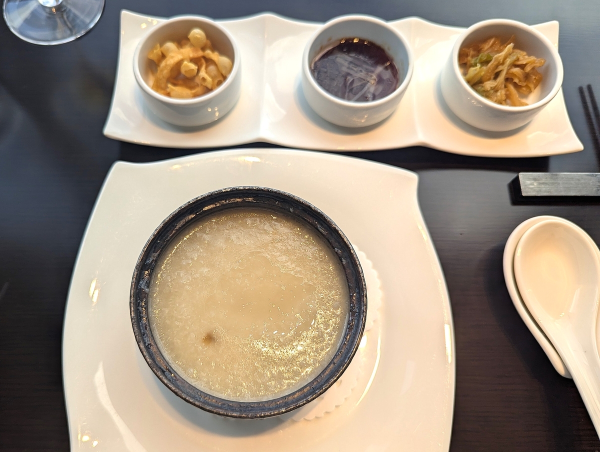 やさしい味わいが広がる中華粥。3種の薬味で好みのアレンジを