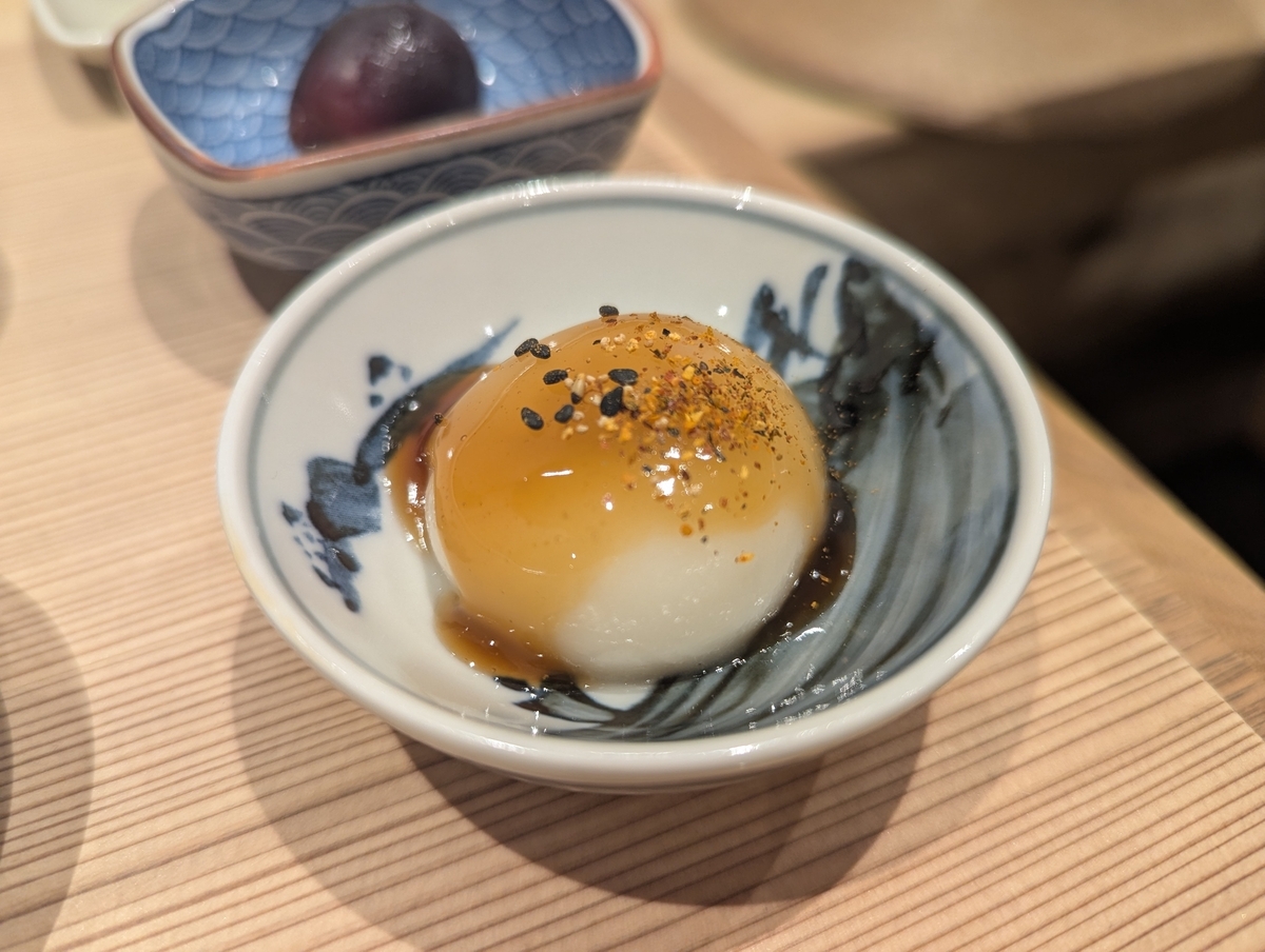 みたらし団子に七味をプラス。甘味の流れにピリ辛で変化を