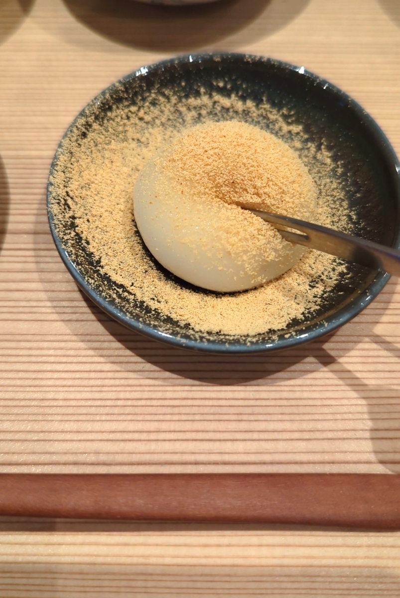 香ばしいきなこをたっぷりまぶした団子。もちもち食感が魅力