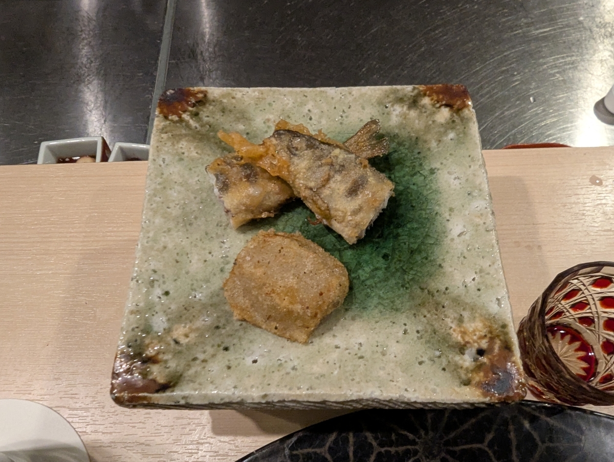 外はカリッと、中はふっくら。ヤマメの香ばしさと石川芋のやさしい甘みが広がる、心温まる唐揚げ。
