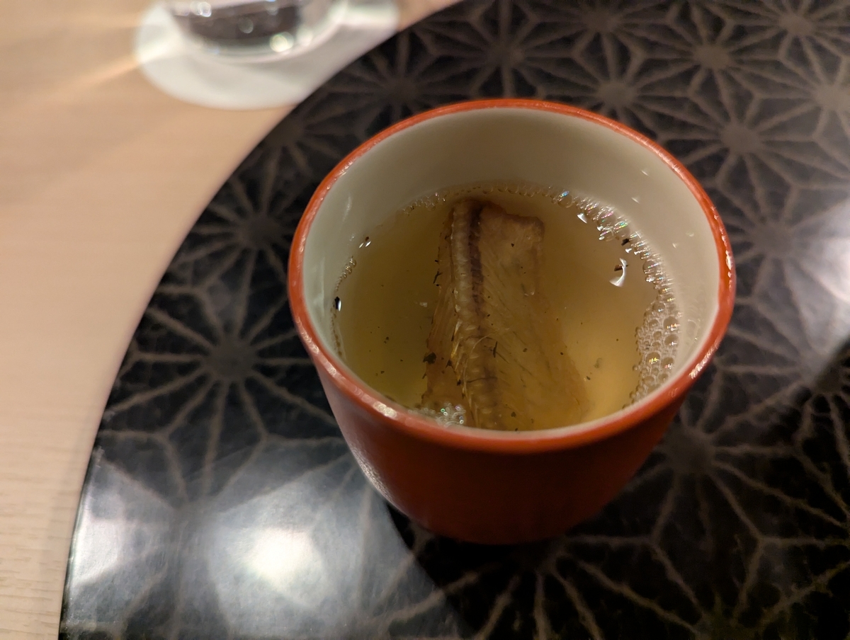 数日間干してじっくり焼いたヤマメの骨を熱燗に。香ばしい旨みが溶け出した、特別な骨酒。