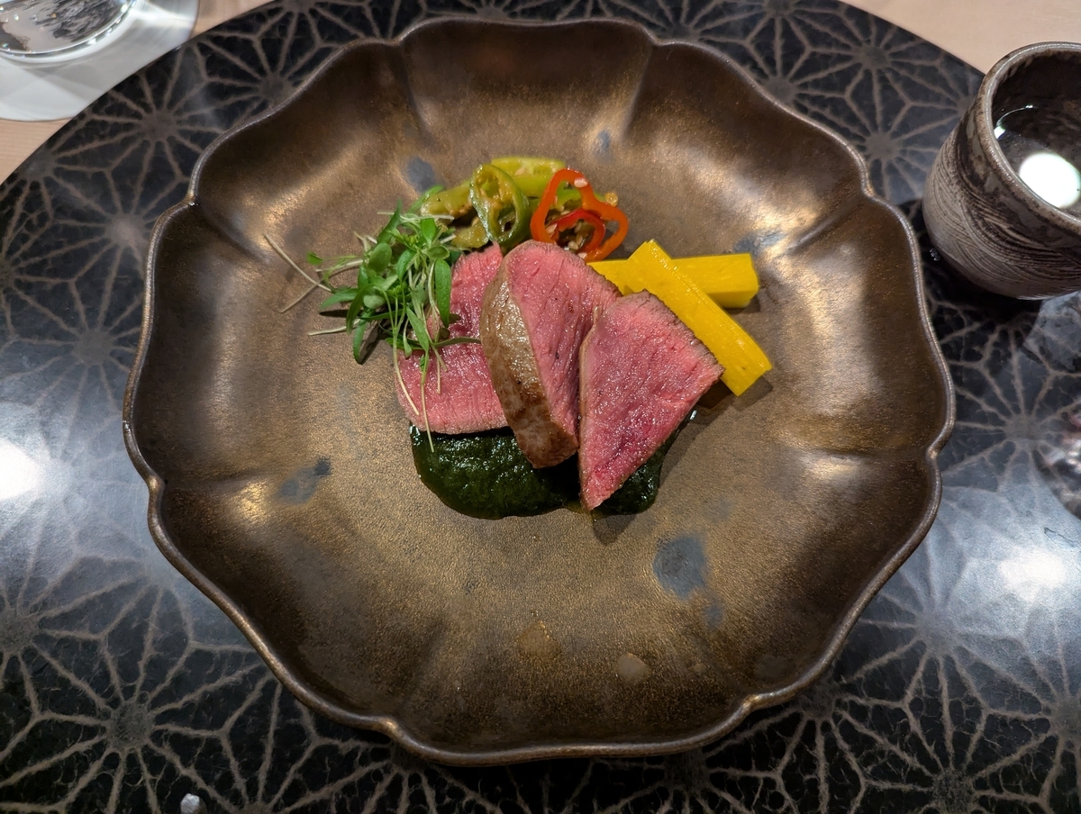 小田原産の鹿肉を丁寧に火入れし、葉唐辛子を添えた一皿。