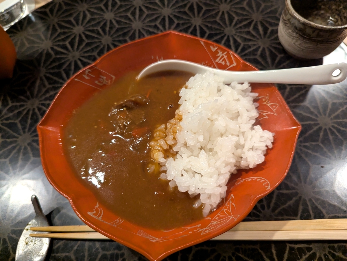 〆に登場するのは、鹿と猪のコンフィを贅沢に使った特製カレー。スパイス感と肉の旨みが絶妙に溶け合う