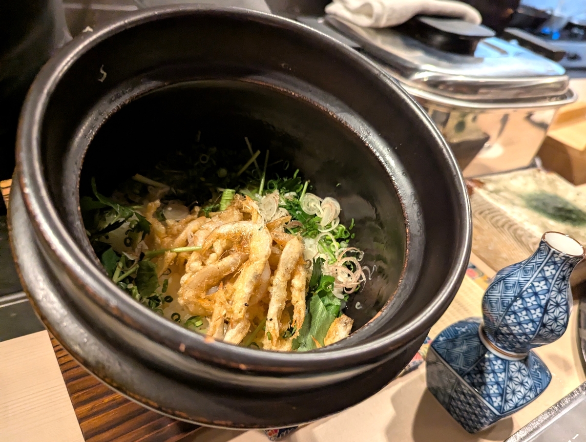 ふたを開けた瞬間に広がるえびの香り。土鍋で炊き込んだご飯は、一粒一粒が幸せの味。