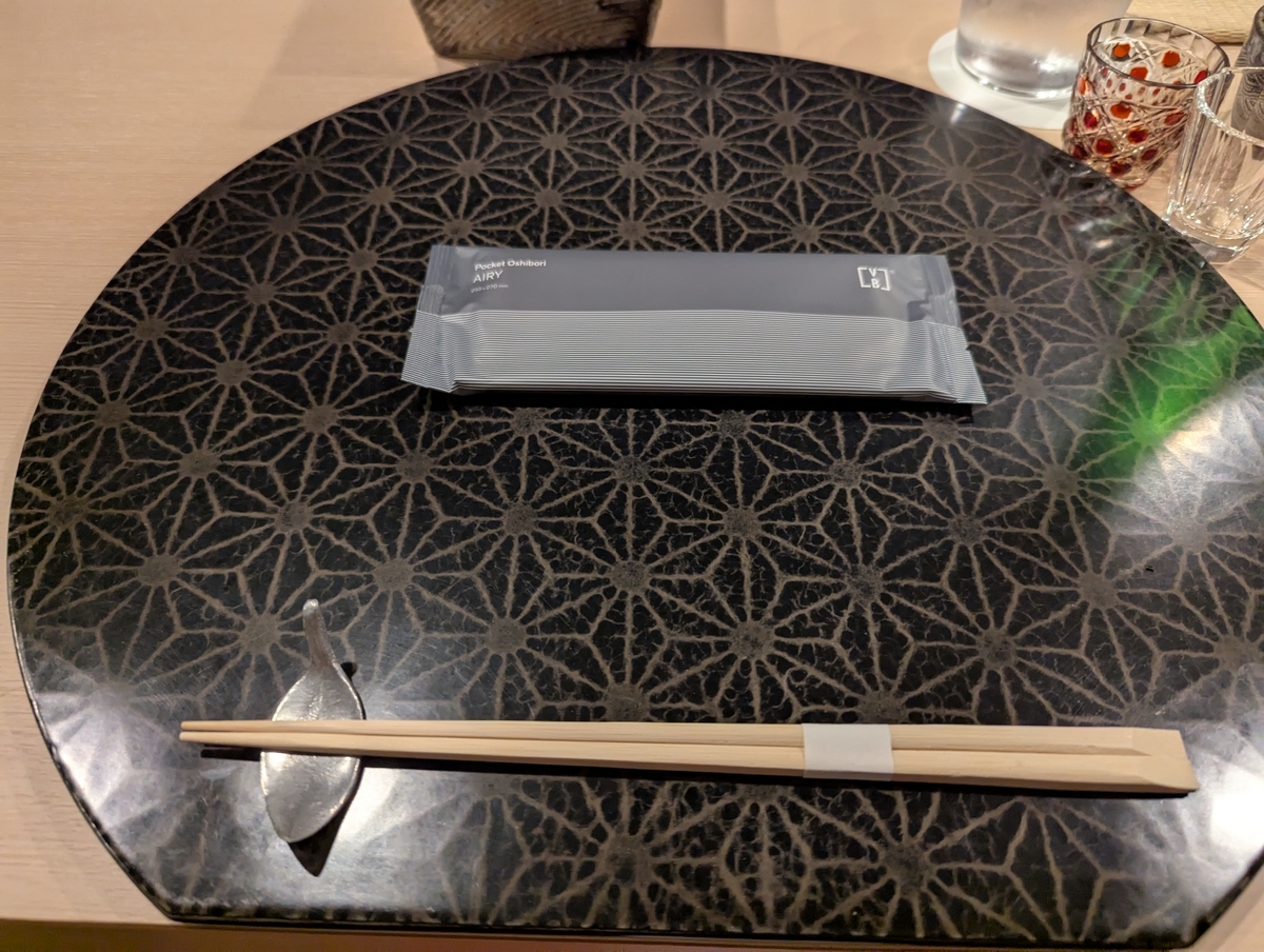 整えられた席に腰を下ろし、鎹の意味を思う。ここから宴がはじまる。