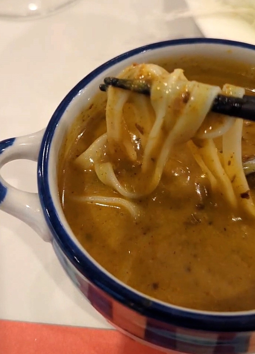 フォーにカレーをたっぷり絡めていただく