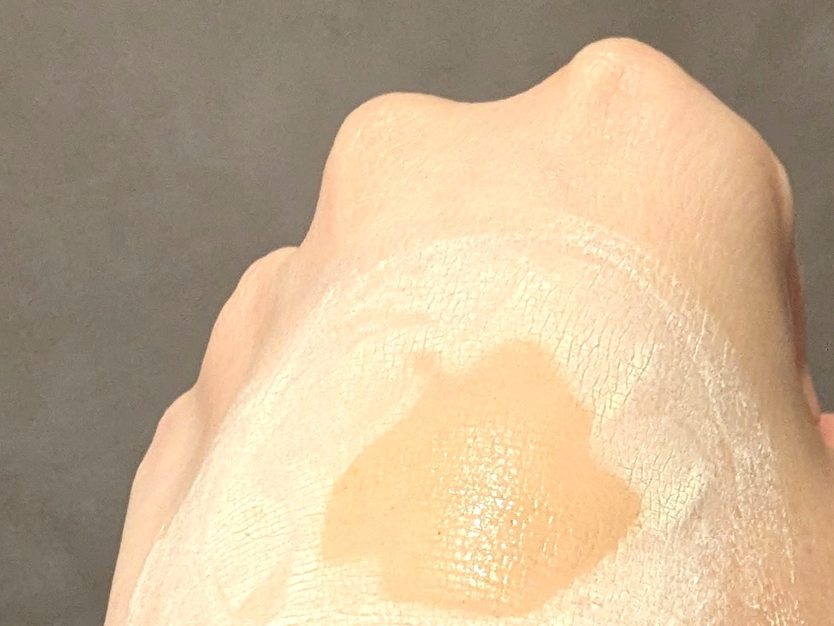 手に塗ってみると、サラサラしてみるみる乾いていく