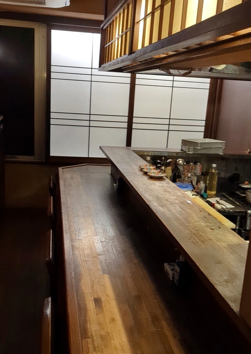 国分寺・翔の内装（カウンター）