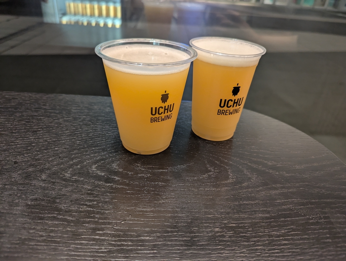 うちゅうブルーイング虎ノ門店のビールを注いでいただき乾杯！