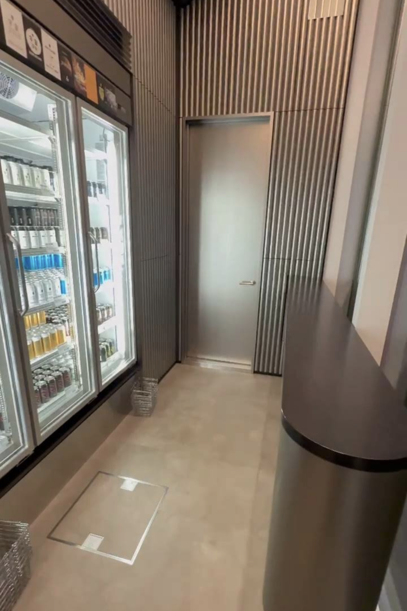 うちゅうブルーイング虎ノ門店の立ち飲み用カウンター