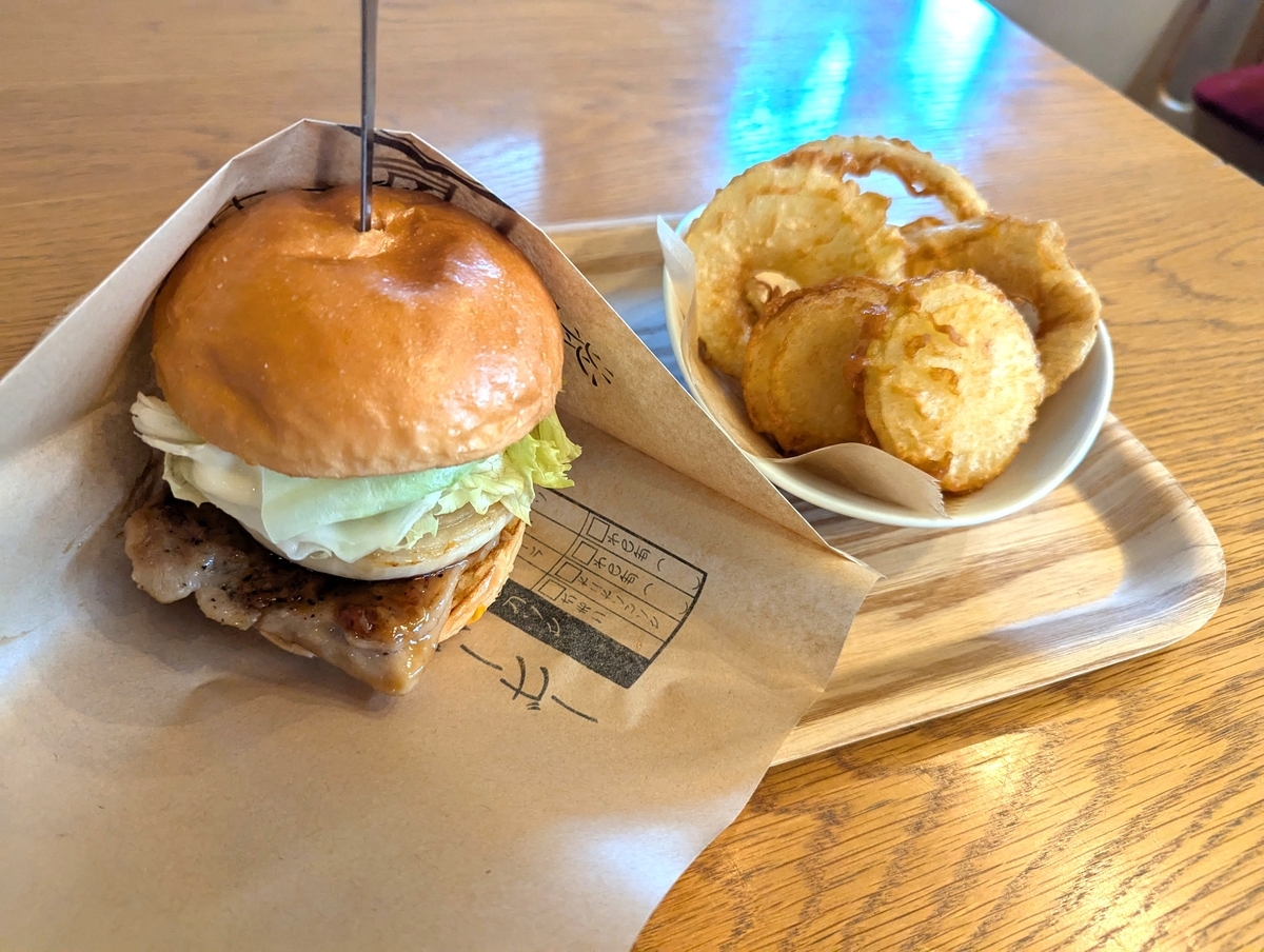 てりやきチキンバーガーとオニオンリング
