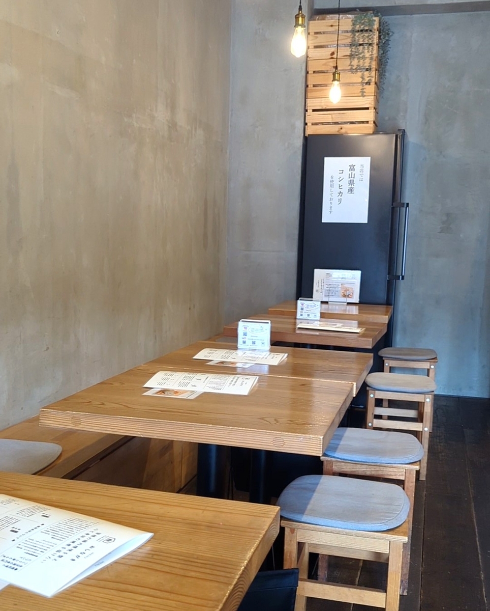 仙川・こうじ屋たらぎの内観（テーブル席）