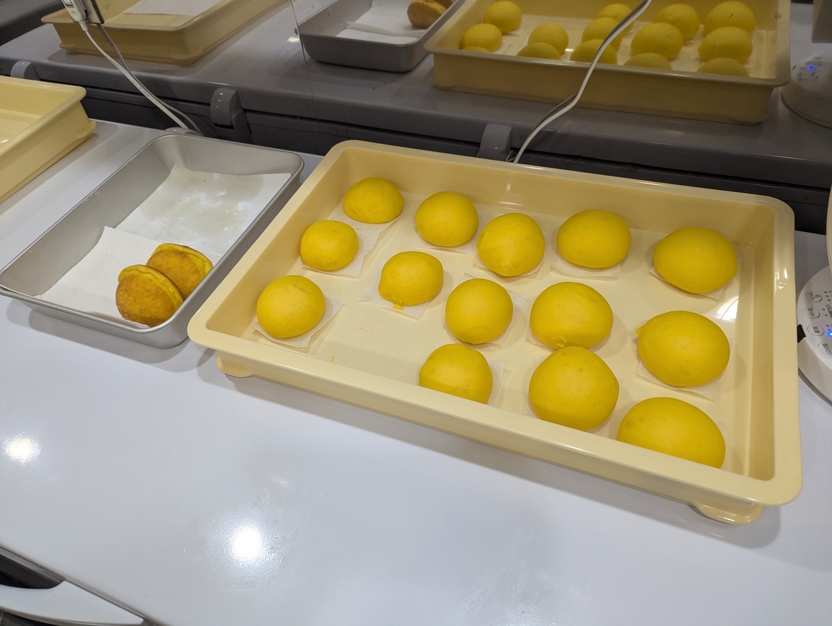 このぷっくり生地が、数分後には香ばしい揚げたてドーナツに