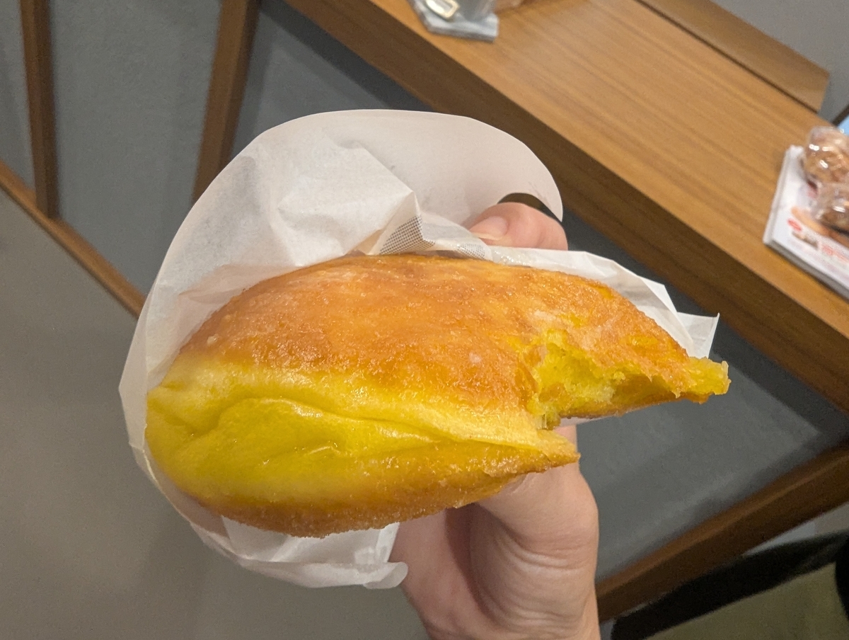 できたてをひと口。じゅわっと広がるトリュフの香りとモチモチ食感が美味しい