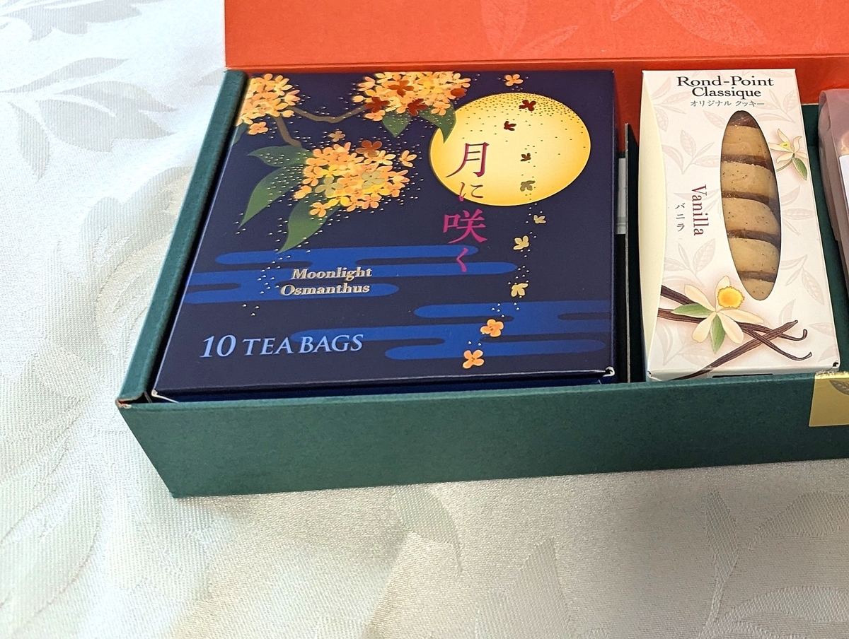 「月に咲く」と「ロンポワン クラシック バニラ」のパッケージ