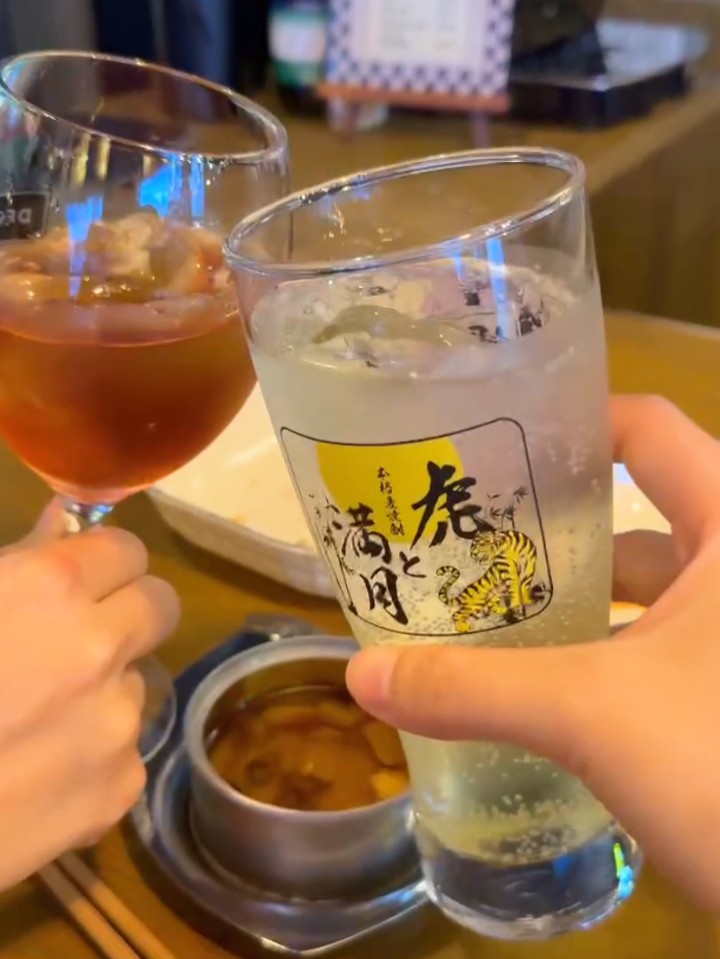 おつまみ缶詰の鴨燻製を追加注文して乾杯