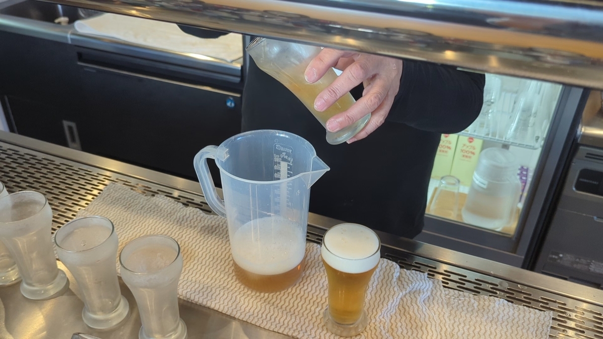 TACHIHI BREWERYでクラフトビールを注ぐ様子。立川のタップルームでグラスに注がれるビール。
