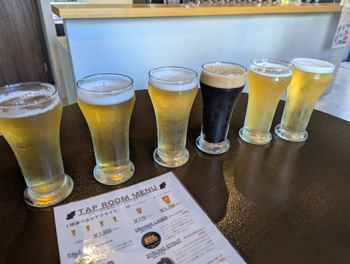 立川立飛のクラフトビールブルワリー直営タップルームで提供される6種類の飲み比べセット。ペールエール、ピルスナー、ヴァイツェン、ストロングスタウトなどが並ぶ。