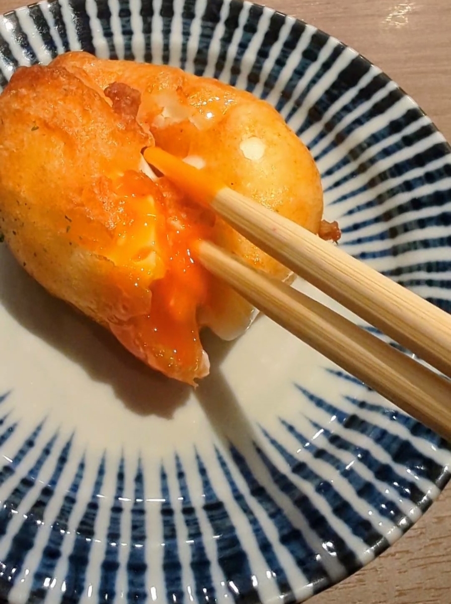 殻YABURIの看板メニュー「からたま（たまごのから揚げ）」の半熟断面