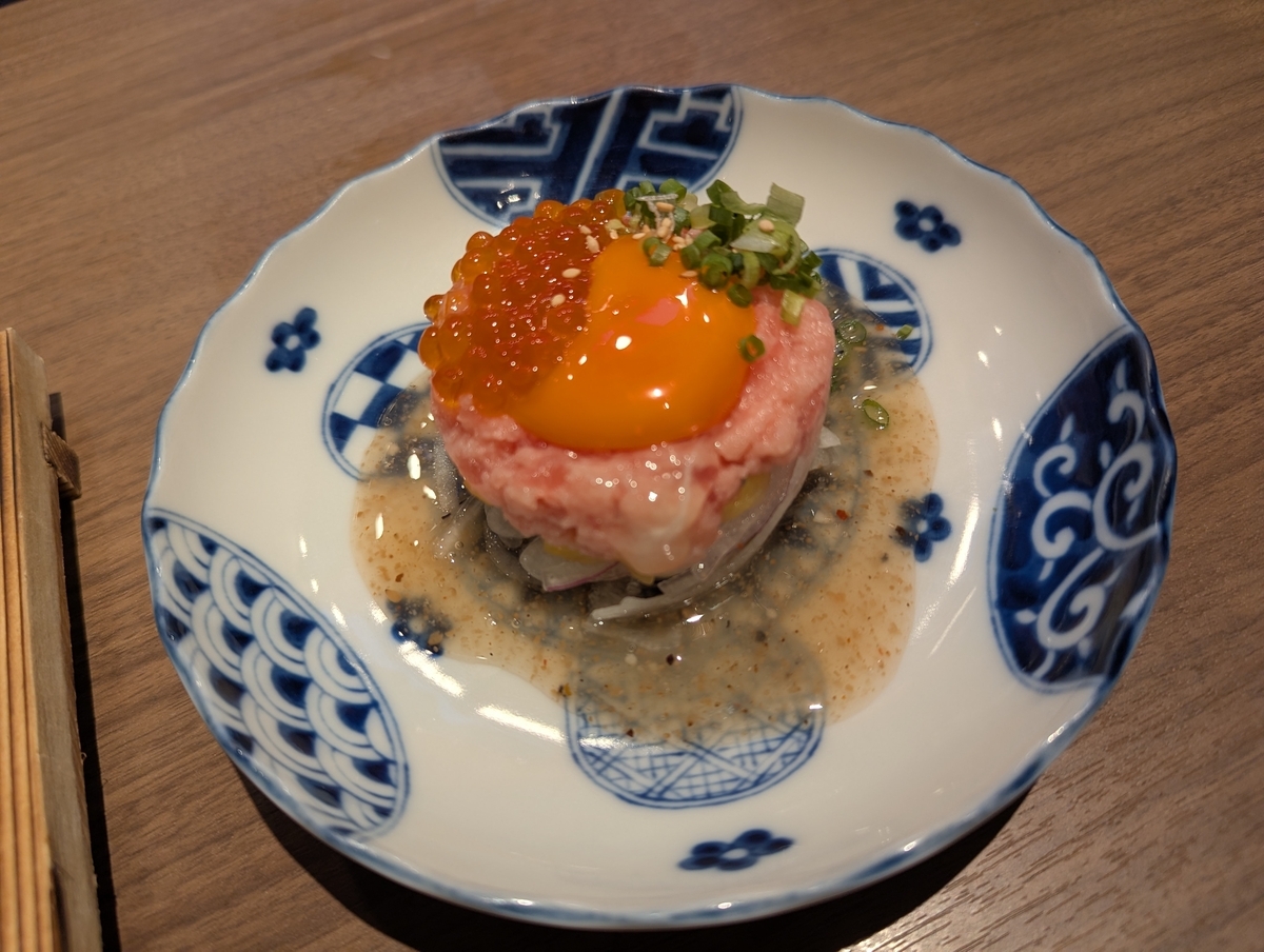 殻YABURIの「和たまごのとろたくユッケ」税込990円（卵黄・ネギトロ・いくらのユッケ風）